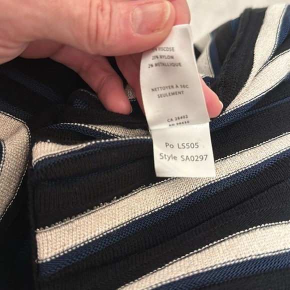 Leo & Sage. SZ M. Black, navy, ivory w/gold lame knit pleated skirt. - Picture 6 of 8